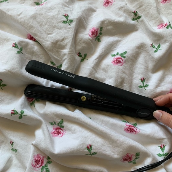 Medium sized, black NuMe hair straightener - Picture 4 of 5